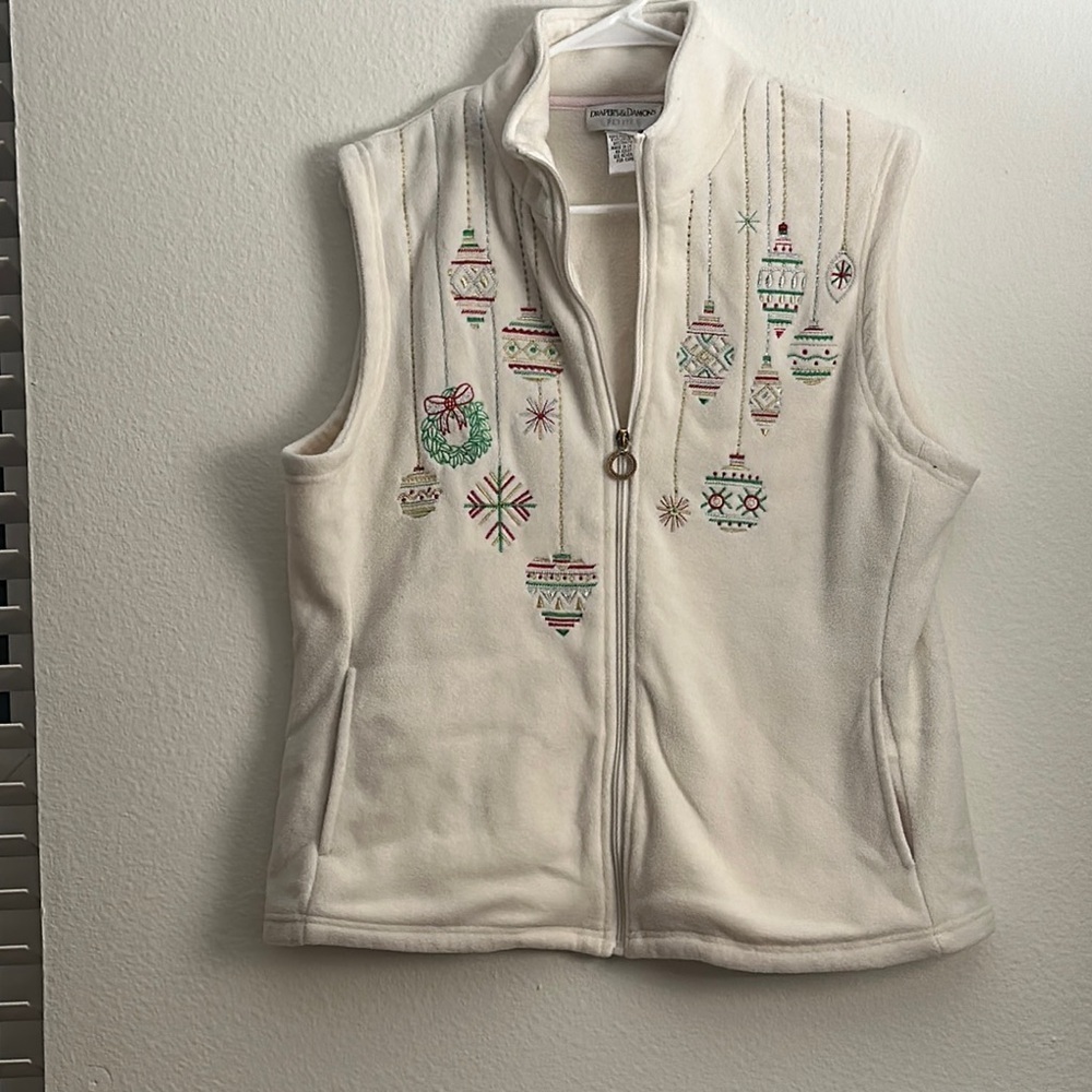 Draper’s & Damon’s White ornament Fleece Vest
